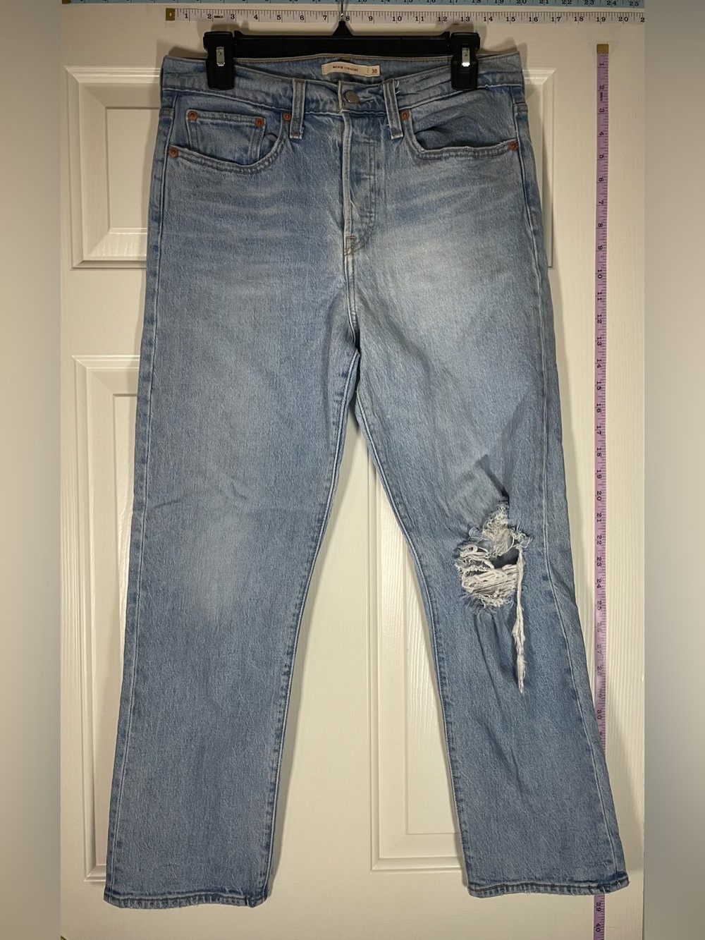 Women’s Levi's Light Blue Straight Jeans with Distressed Right Knee size 8-10